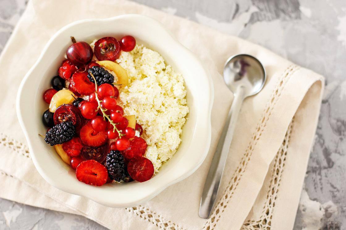 Su kokiais produktais negalima valgyti varškės?